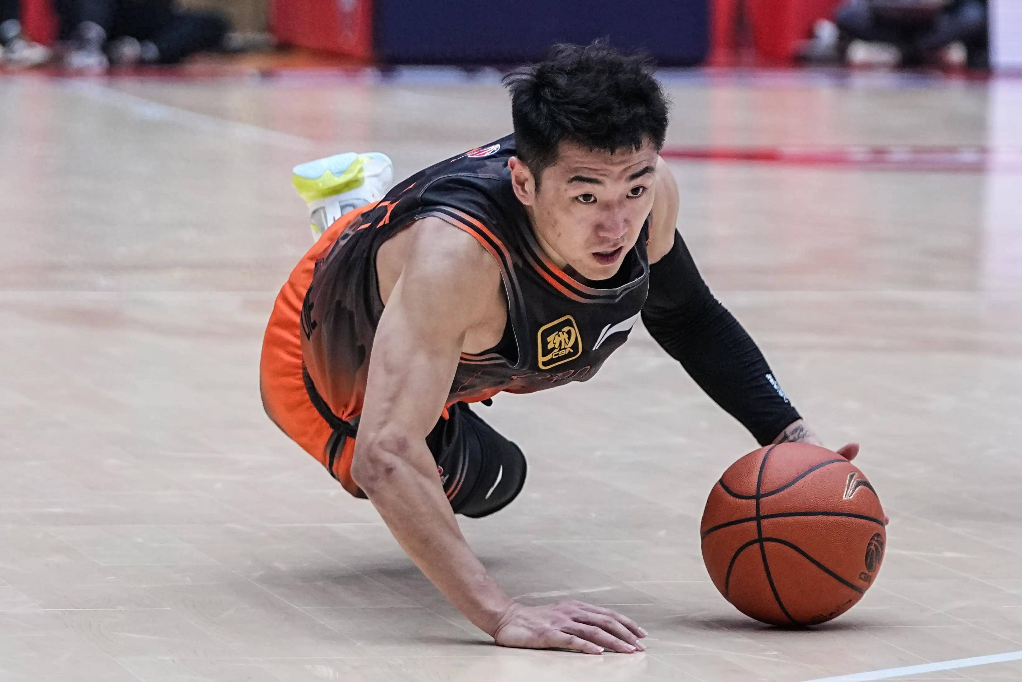 华体会体育迷APP包含转会期CBA常规赛传出新动向，山东男篮再遭质疑，管理层表态：态度坚定，阵容厚度经受考验的词条